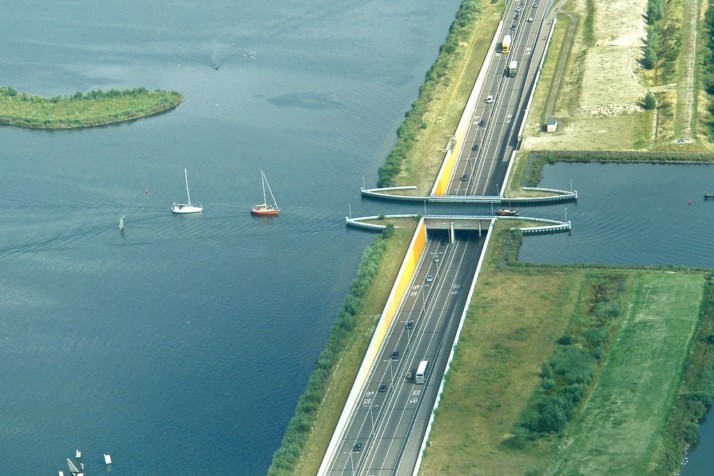 Магдебургский водный мост, его история и аналоги