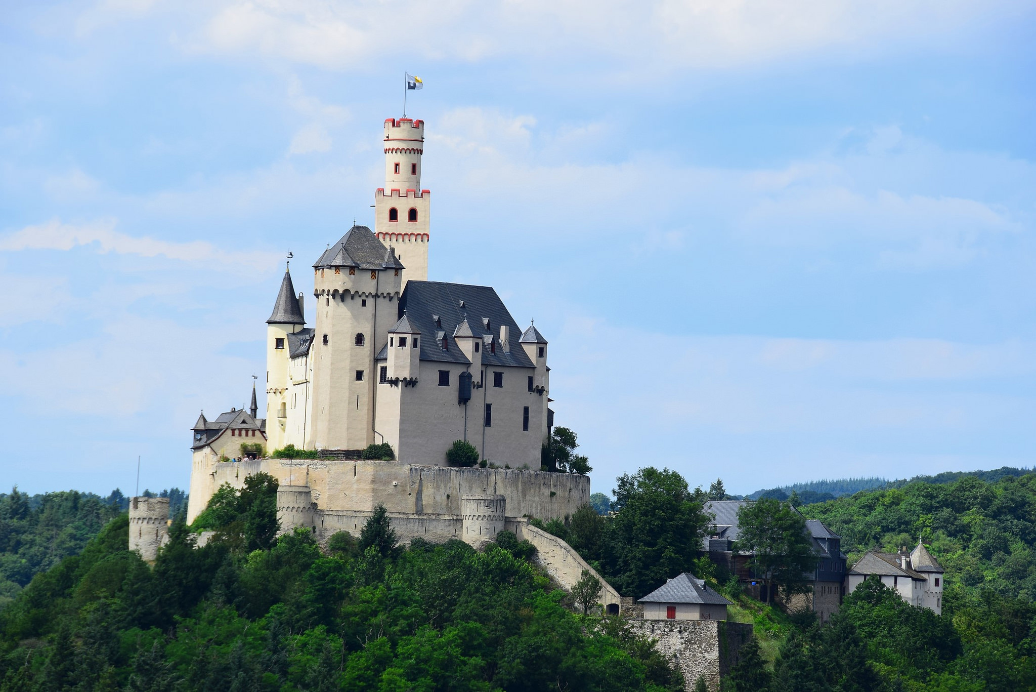 5 отлично сохранившихся средневековых замков, которые можно посетить и в наши дни