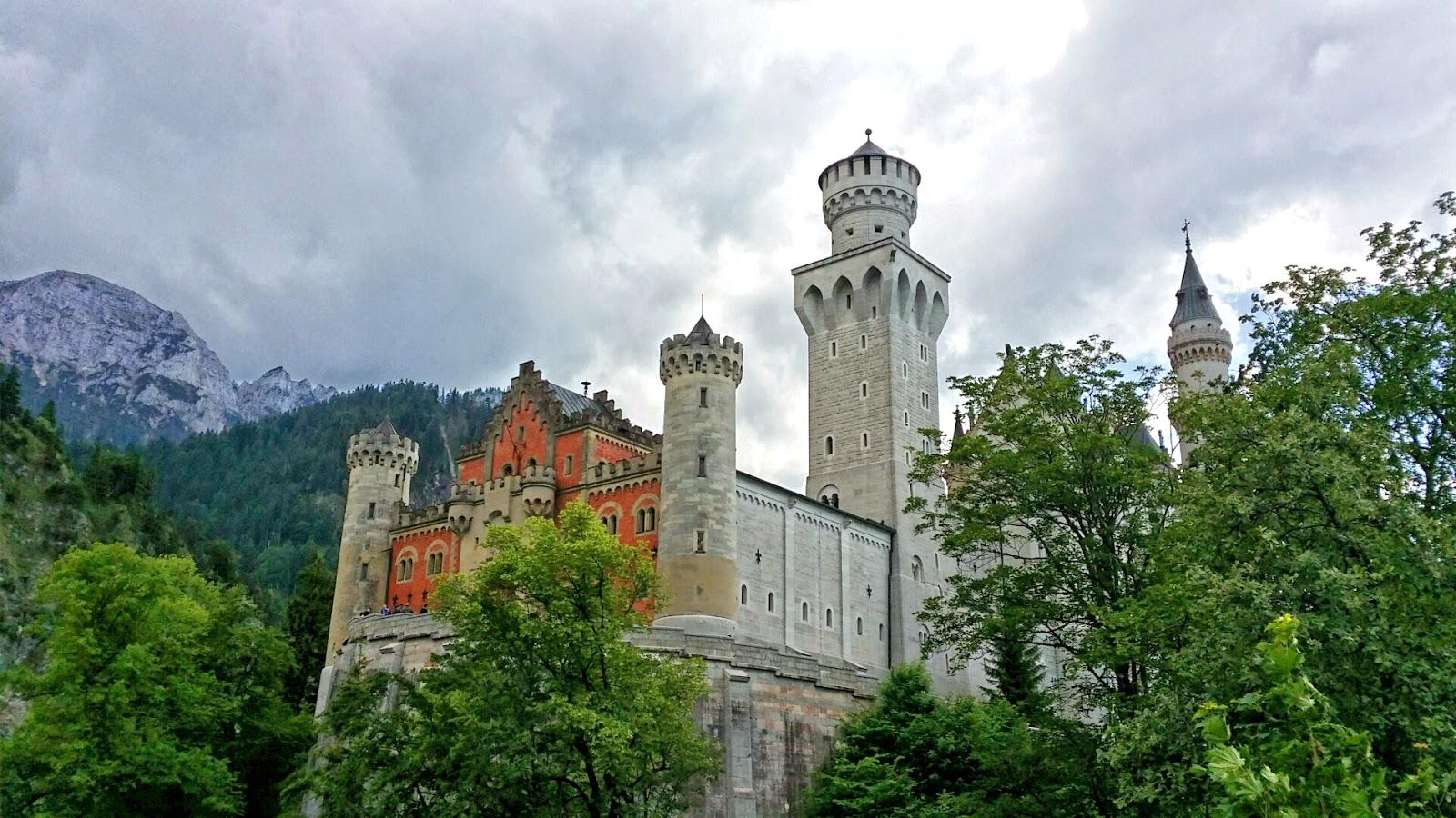 Нойшванштайн: история и обзор средневекового замка в баварии