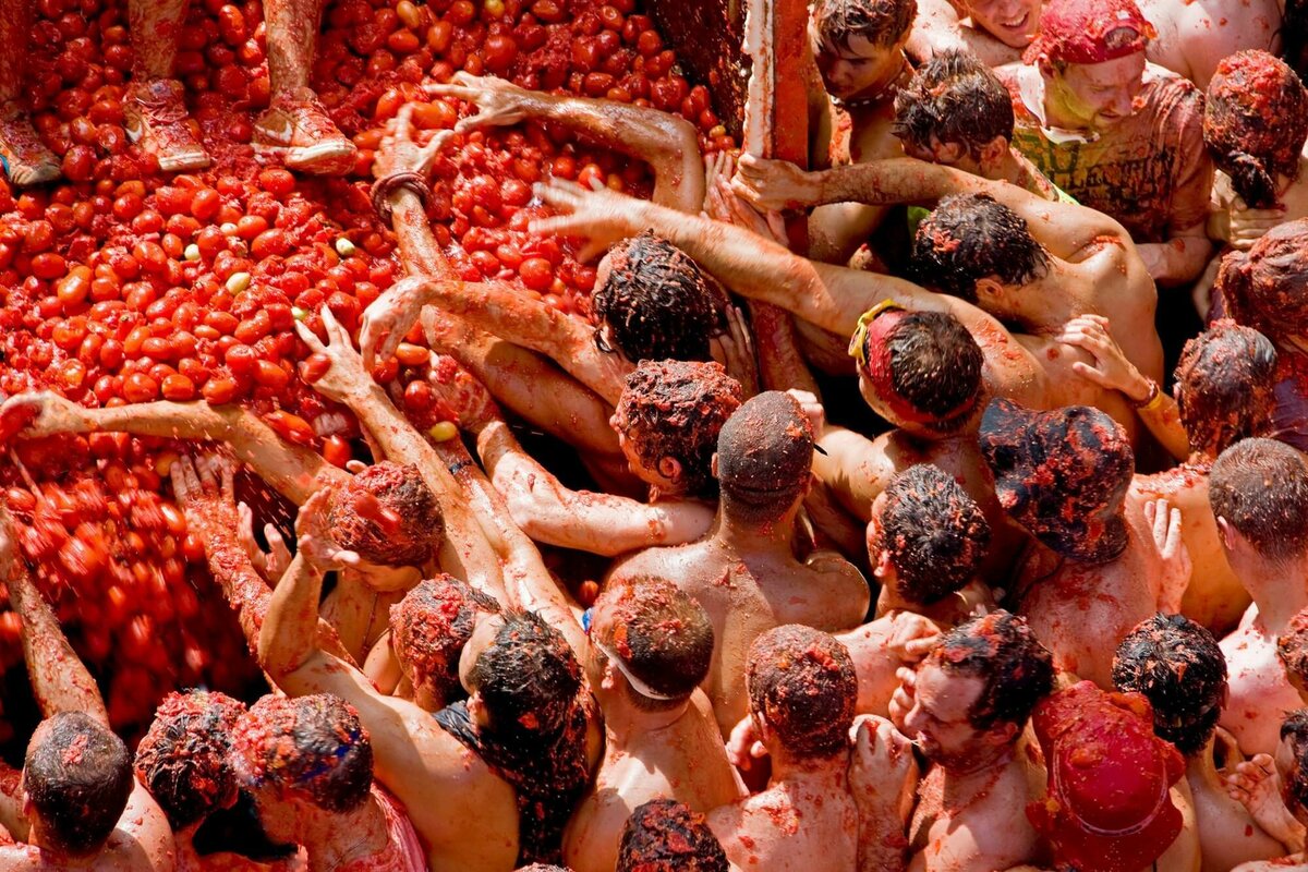 Фестиваль томатина в испании: битва помидорами