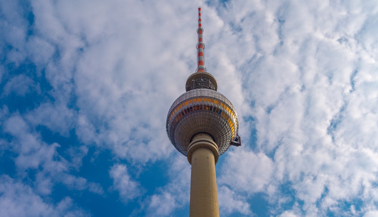 Берлинская телебашня (fernsehturm) - знаменитая достопримечательность