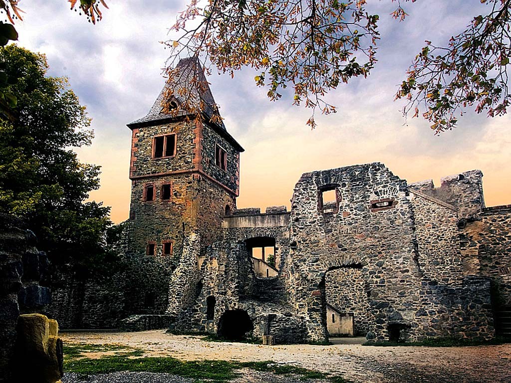 Замок франкенштейн: один из самых легендарных и устрашающих древних замков - про филипины