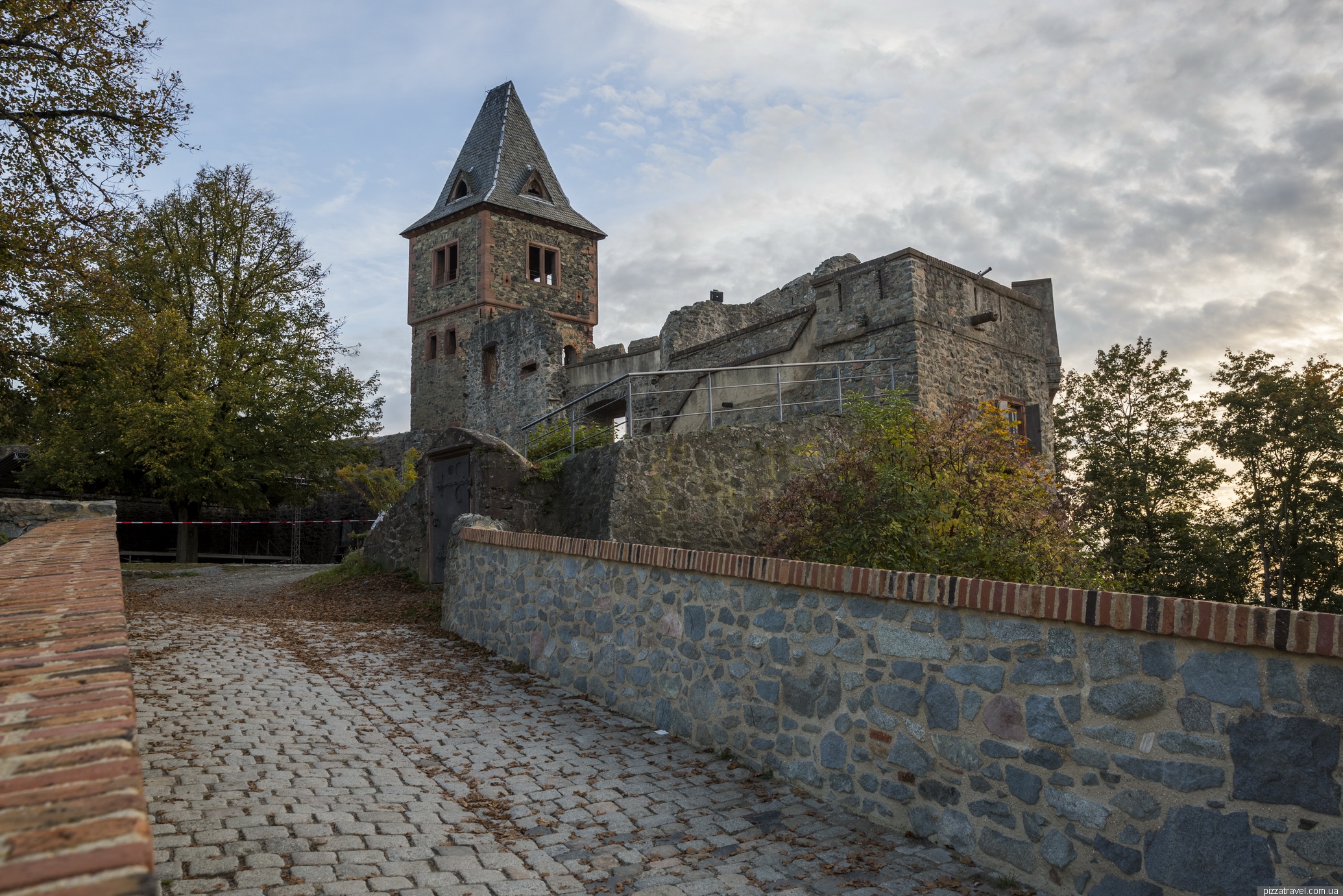 Интересные факты о замке нойшванштайн. самый прекрасный замок мира нойшванштайн возвышается на фоне головокружительных альпийских пейзажей в баварии. | интересные факты