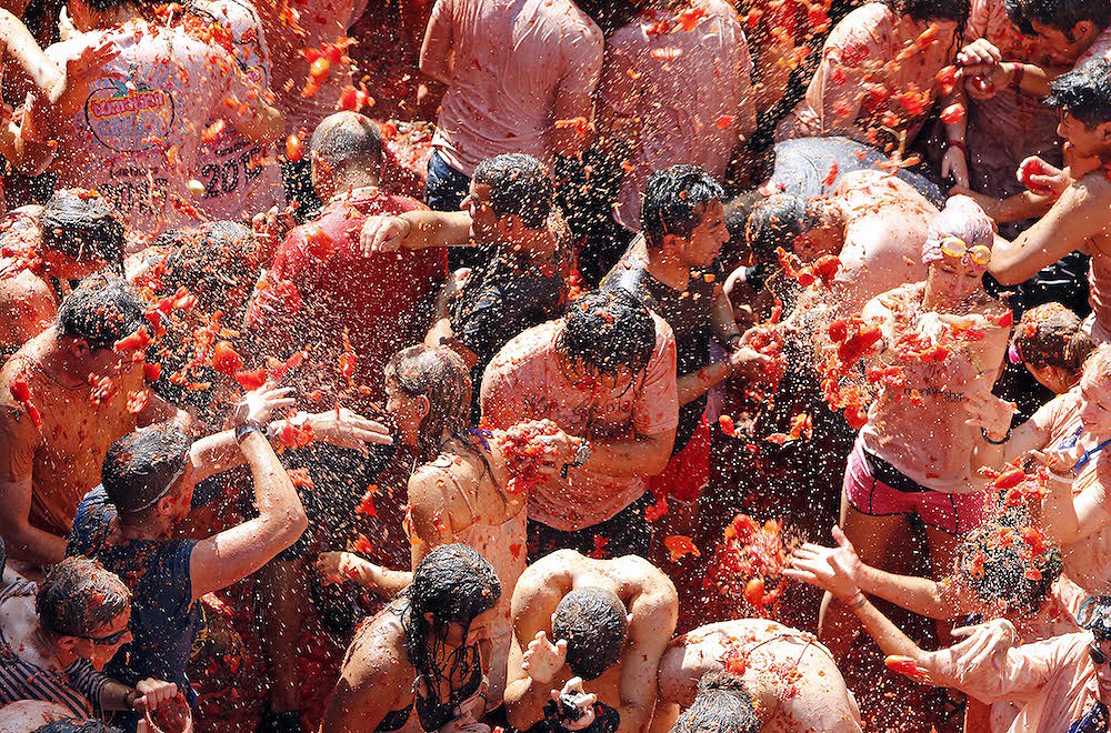 Испанский праздник ла томатина — битва помидорами.
