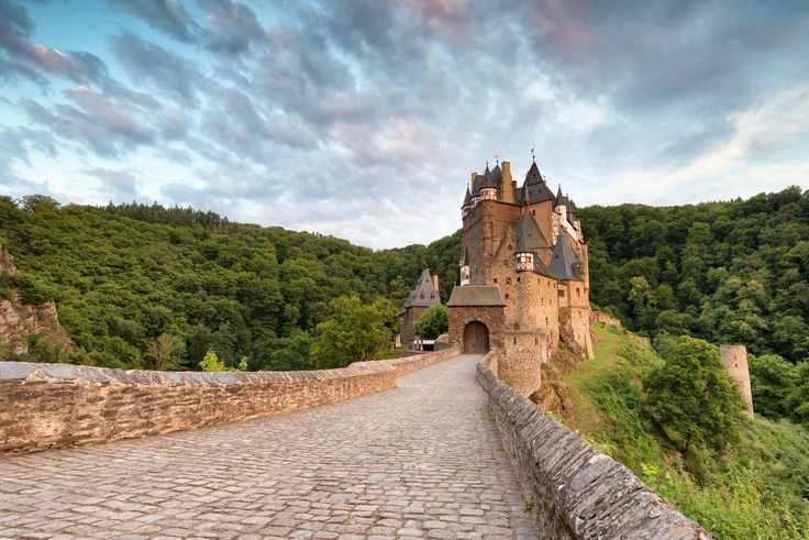 Замок бург эльц в германии — одна из самых красивых достопримечательностей страны