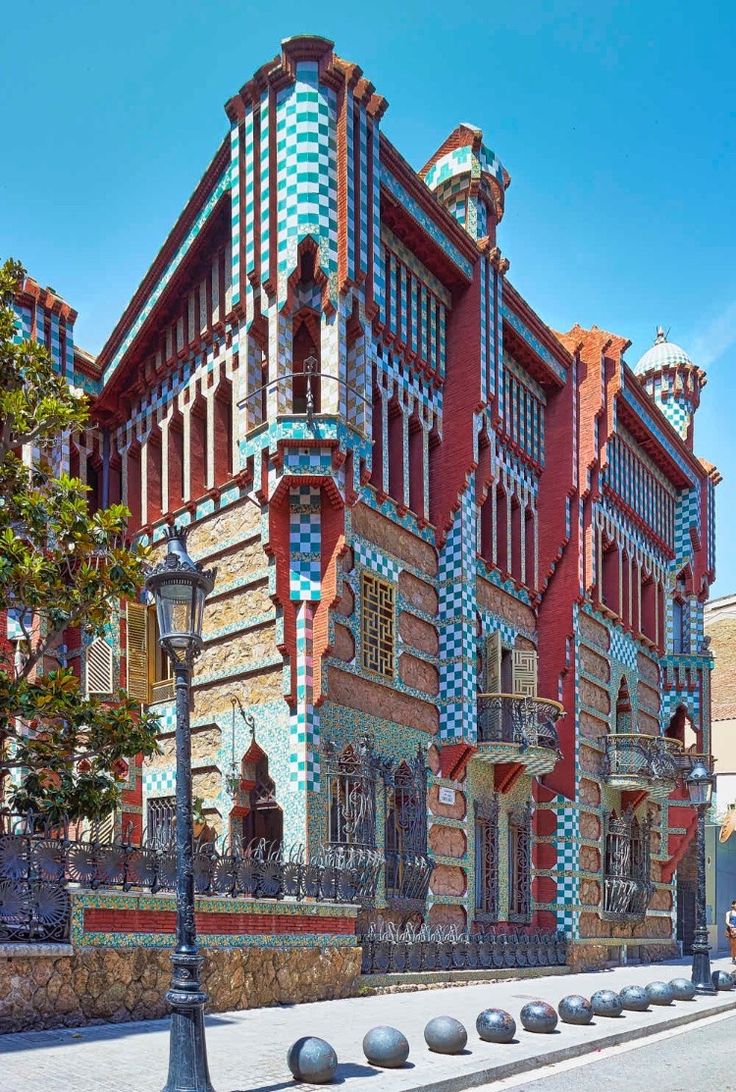 «радужная» архитектура ар-нуво: самые известные здания антонио гауди как проявления его гения
