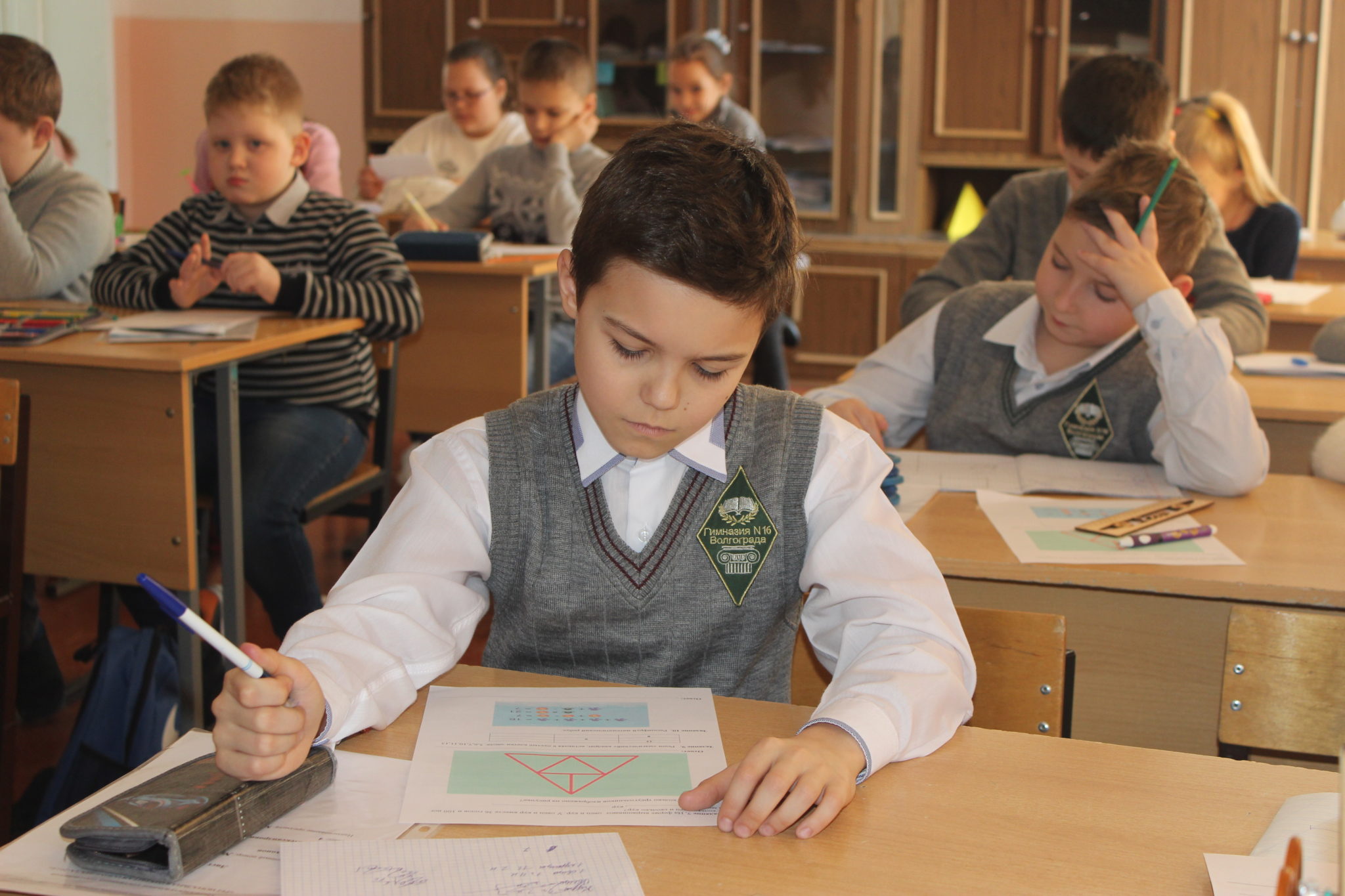 В 1 класс поступает 45 человек. 5в класс гимназия 9 Красноярск. Школьники в школе. Красивый школьник. Класс с учениками.