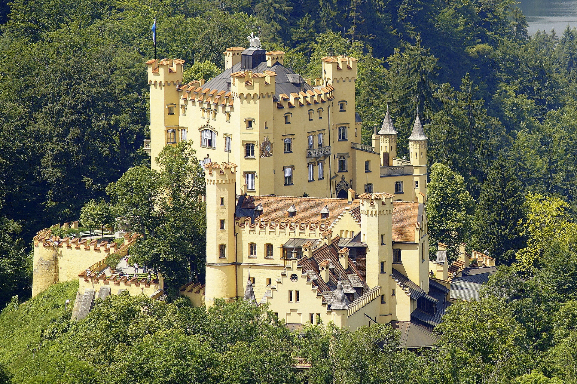Хоэншвангау – замок на альпийских склонах баварии с многовековой историей