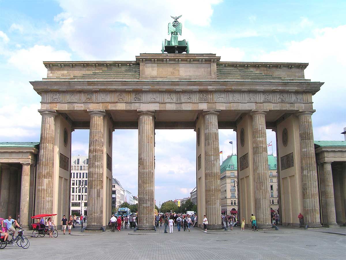 Бранденбургские ворота - одна из главных достопримечательностей берлина