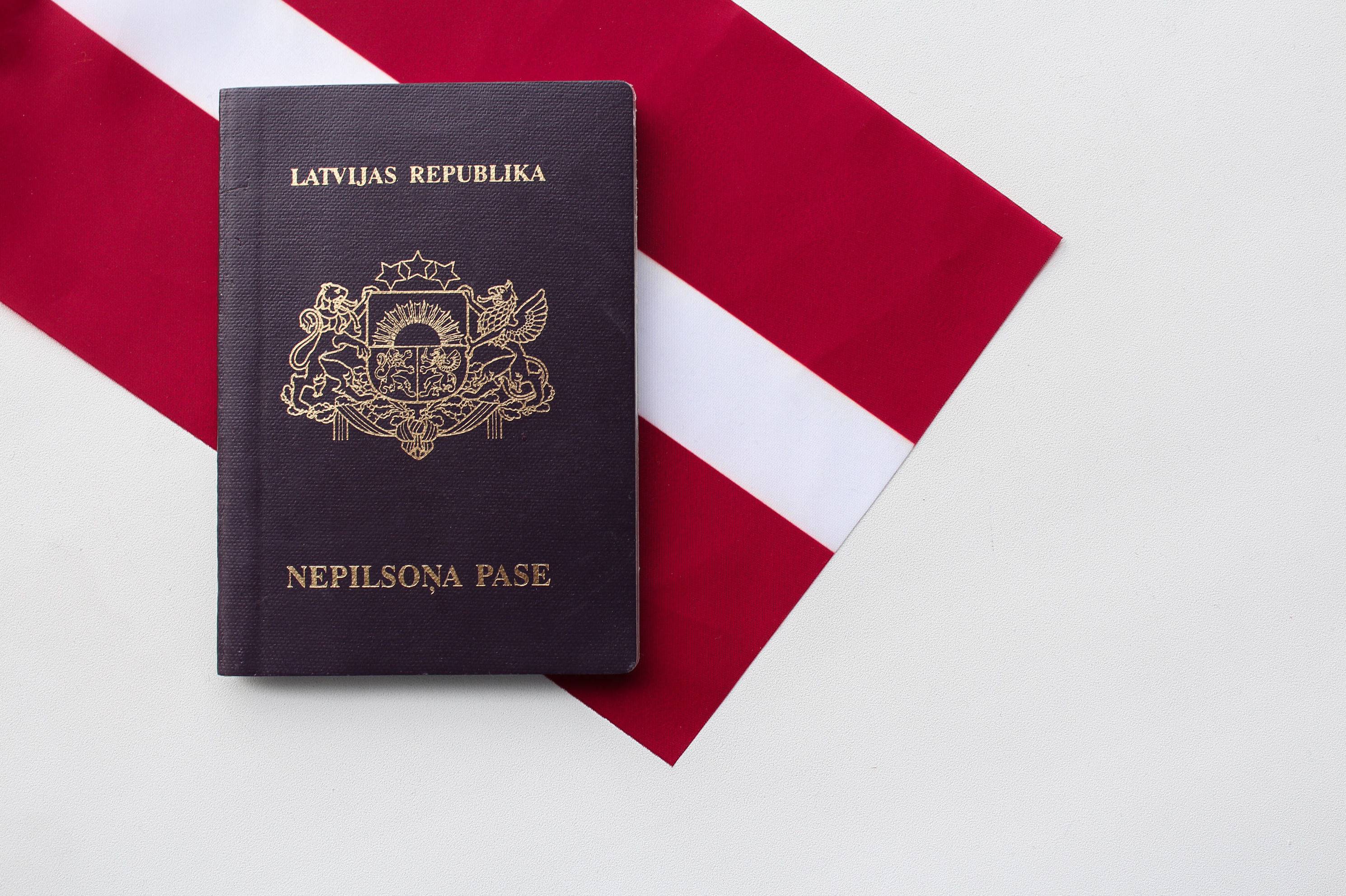 Как гражданину россии получить гражданство или статус негражданина, имея вид на жительство в латвии