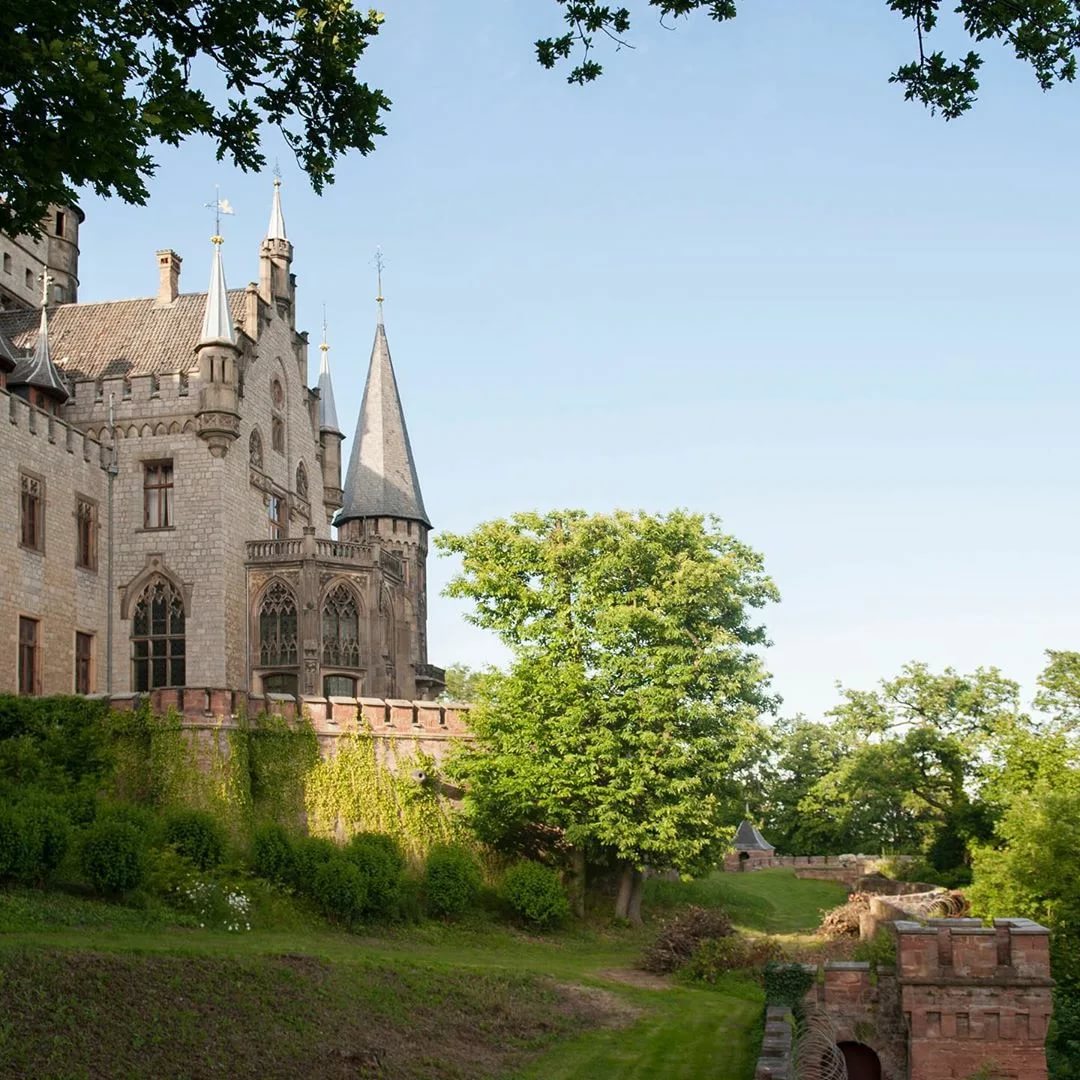 Неоготическая жемчужина германии – замок мариенбург в саксонии