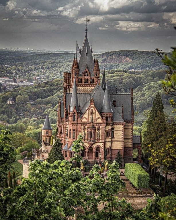 Величественный замок драхенбург - культорное наследие германии