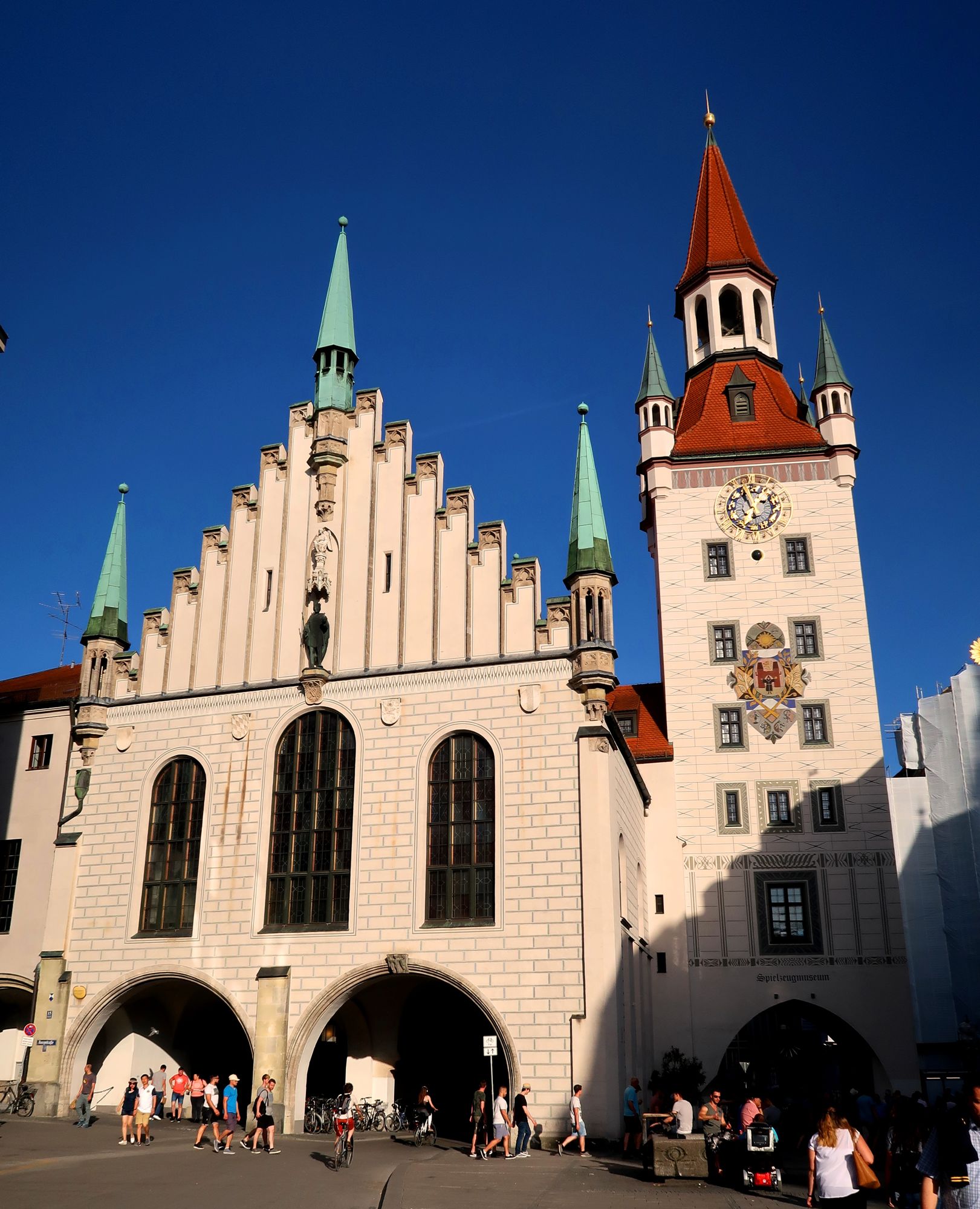 Колоритная Старая ратуша в городе Мюнхен