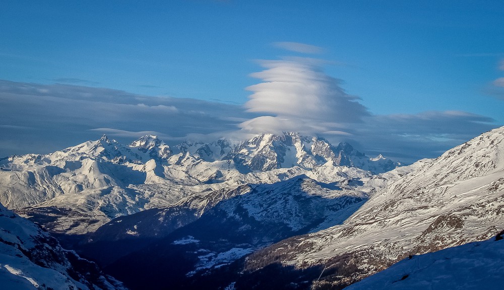 Weather france. Горные хребты в облаках. Горные хребты Франции. Россия горы облака. Альпы снеговая линия.